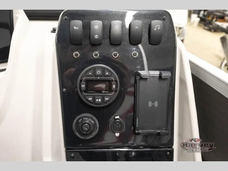 Slide: The Image of Control panel of 2026 Vectra Speed 21 RL boat. - 19