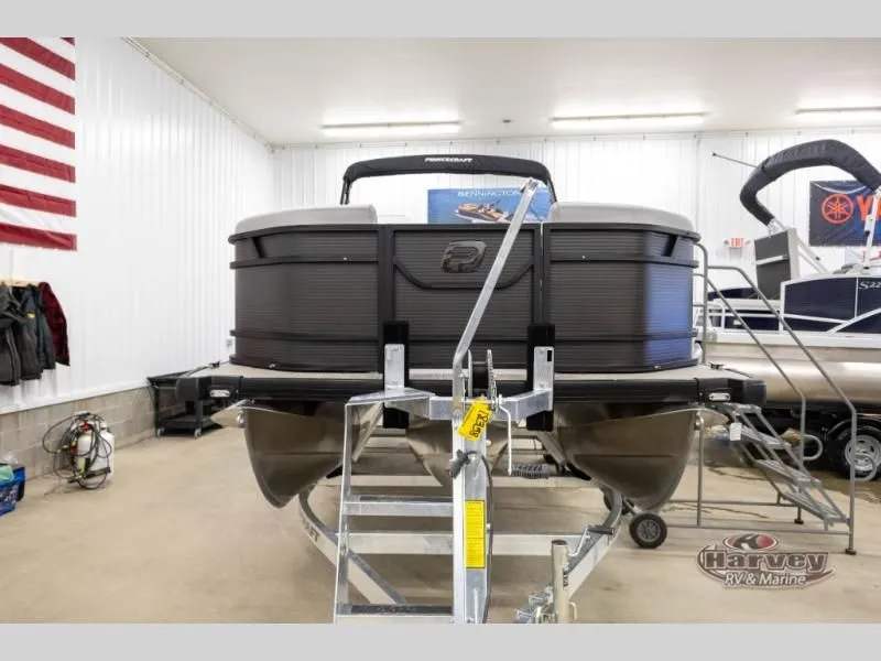 Slide: The Image of Vectra Sport 21 QL 2026 pontoon boat in a workshop. - 3