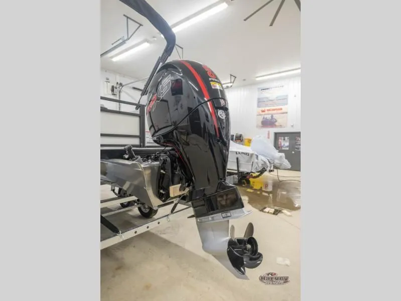 Slide: The Image of Vectra Classic 21 QL 2026 outboard motor in workshop. - 4