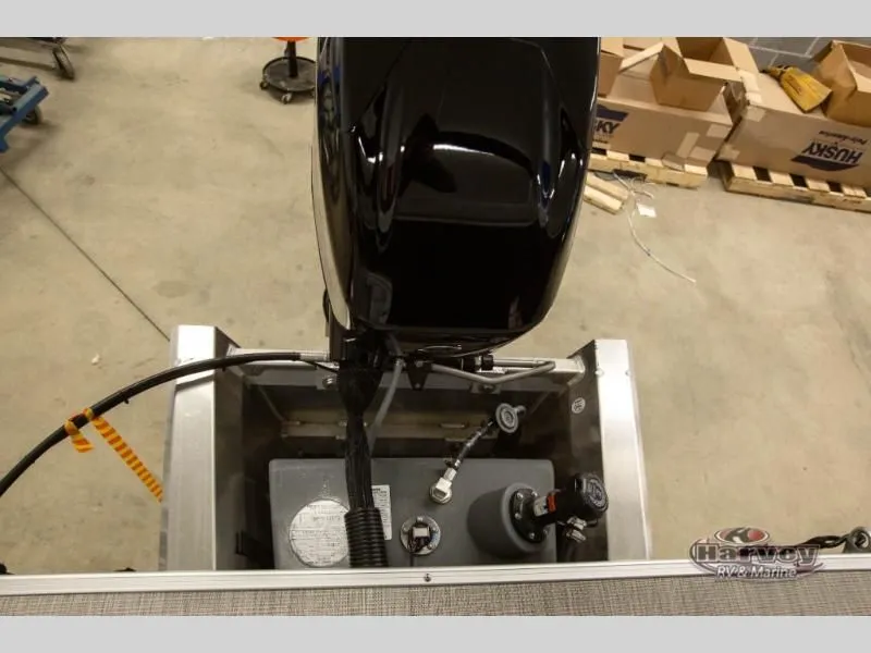 Slide: The Image of Vectra Classic 19 L 2026 outboard motor in workshop setting. - 9