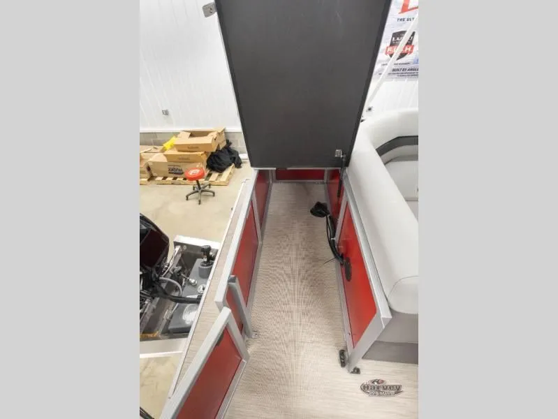 Slide: The Image of Interior of Vectra Classic 19 L boat, year 2026. - 18