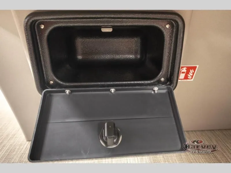 Slide: The Image of Open storage compartment in Vectra Classic 19 L, year 2026. - 24