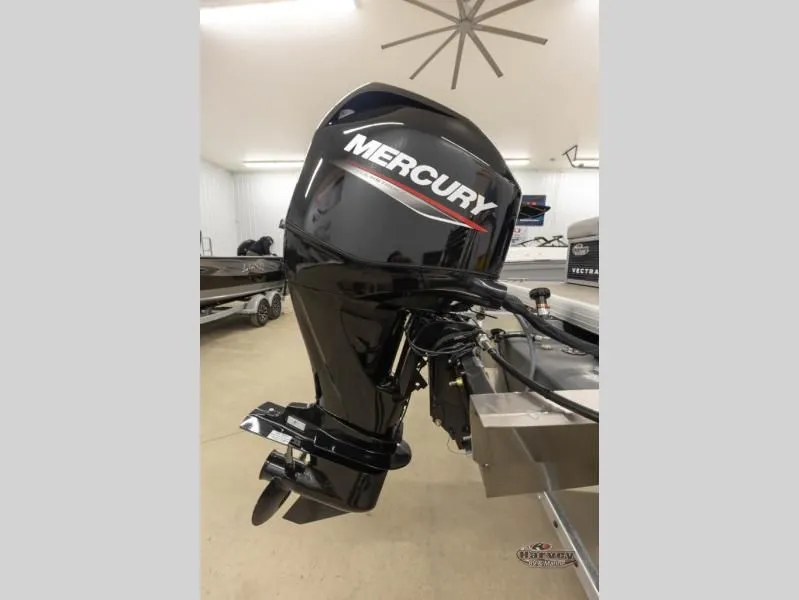 Slide: The Image of Mercury outboard motor on Vectra Classic 21 RL boat, year 2026. - 6