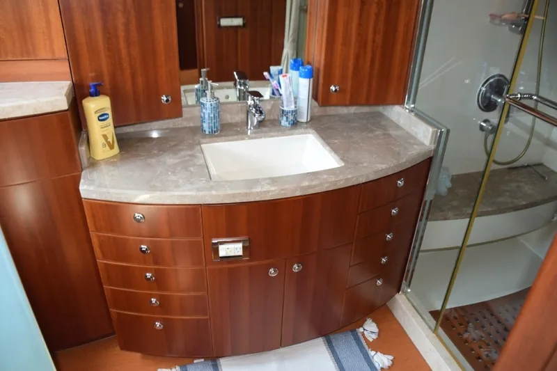 Slide: The Image of Master stateroom his/hers head, starboard side - 29