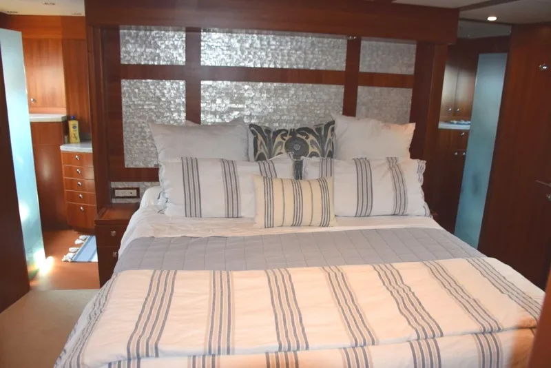 Slide: The Image of Master Stateroom, midship full beam, King berth - 25