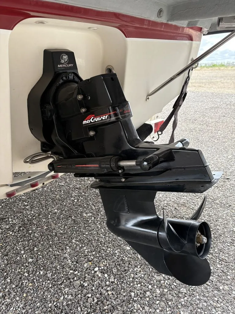 Slide: The Image of 2008 Bayliner Deck Boat 217SD with MerCruiser drive. - 7