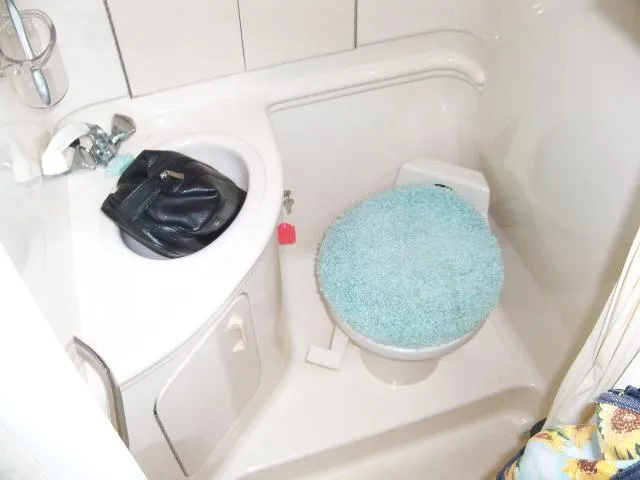 Slide: The Image of Bathroom of 2002 Sea Ray Sundancer 280 yacht. - 6