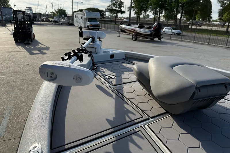 Slide: The Image of 2022 Avid 23 FS Magnum boat deck with Minn Kota trolling motor and cushioned seat. - 6