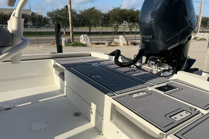 Slide: The Image of 2022 Avid 23 FS Magnum boat with Yamaha 200 engine, docked outdoors. - 7