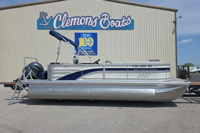 The Image of 2022 Bennington L 21 L-Bench pontoon boat at Clemons Boats dealership. - 0