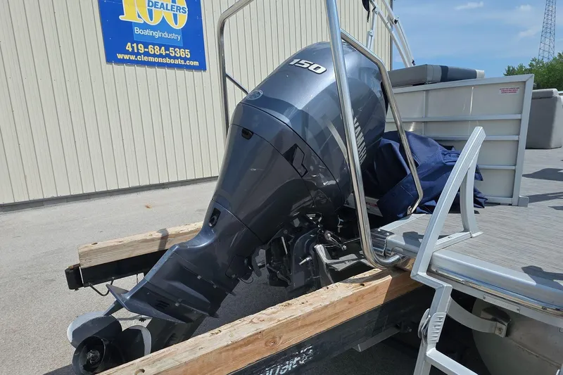 Slide: The Image of 2022 Bennington L 21 L-Bench pontoon boat with Yamaha 150 outboard motor. - 13