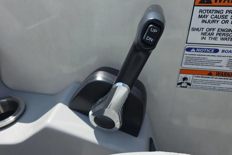 Slide: The Image of Throttle control lever on a 2022 Bennington L 21 L-Bench boat with warning labels. - 18