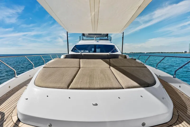 Slide: The Image of Luxurious 2021 Azimut Fly 78 yacht with spacious sun deck and ocean view. - 38