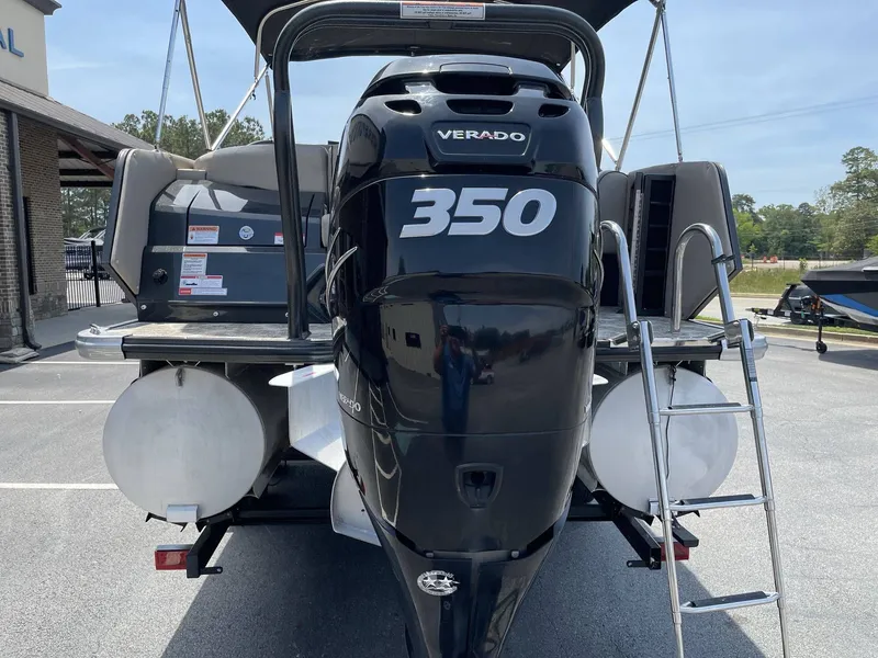 Slide: The Image of Crest 270 Continental 2021 with Verado 350 outboard motor. - 21