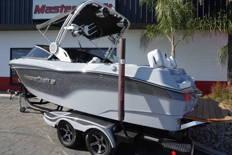 Slide: The Image of 2023 MasterCraft XT22 T boat on trailer, side view. - 4
