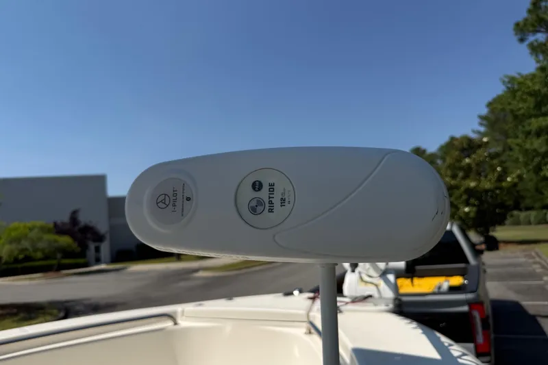 Slide: The Image of Bulls Bay 200 Center Console 2022 with Minn Kota Riptide trolling motor. - 11