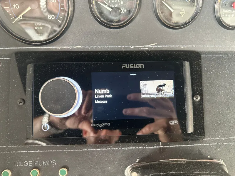 Slide: The Image of Fusion stereo on Carver Cruiser 440, playing Linkin Park. - 16