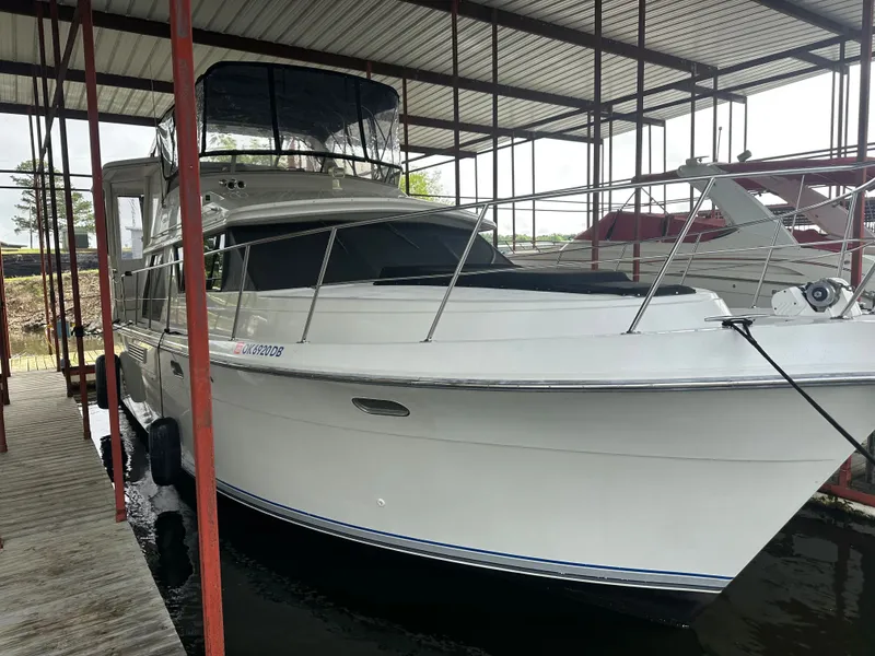 Slide: The Image of 1993 Carver Cruiser 440 yacht docked in marina. - 4