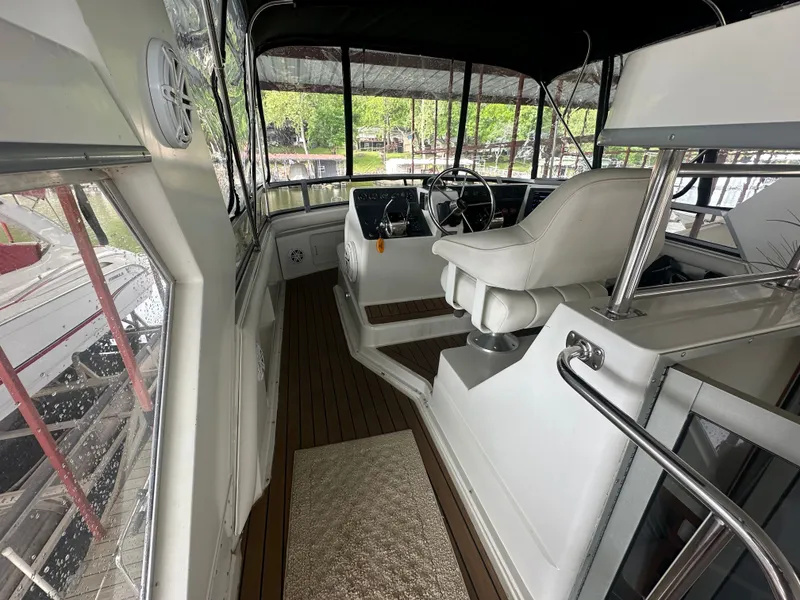 Slide: The Image of Interior view of 1993 Carver Cruiser 440 yacht. - 7