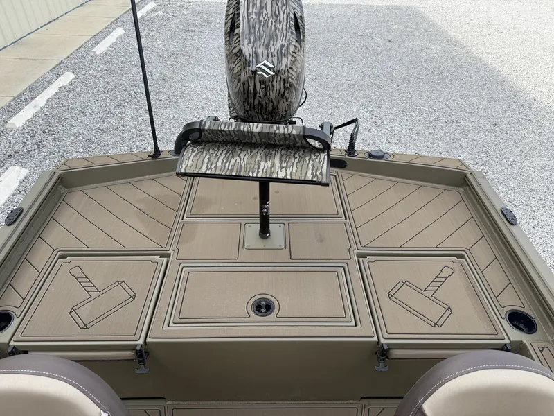 Slide: The Image of Interior view of Thor Lake Hammer 1900 SC 2026 boat. - 7