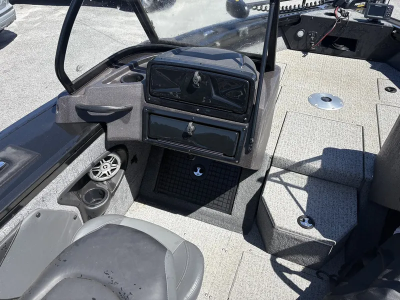 Slide: The Image of Interior of a 2022 Tracker Targa V19 boat with gray carpeting. - 10