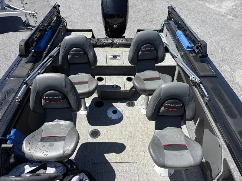 Slide: The Image of Interior view of 2022 Tracker Targa V19 boat. - 7