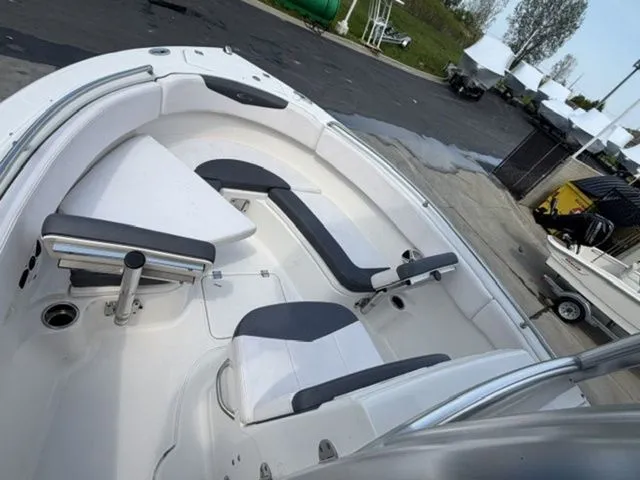 Slide: The Image of Robalo R222 Explorer 2018 - 12