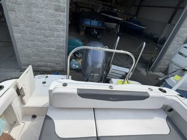 Slide: The Image of Robalo R222 Explorer 2018 - 13