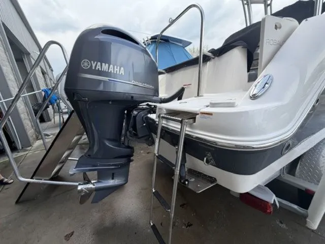 Slide: The Image of Robalo R222 Explorer 2018 - 21