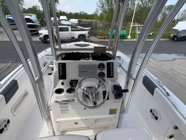 Slide: The Image of Robalo R222 Explorer 2018 - 8