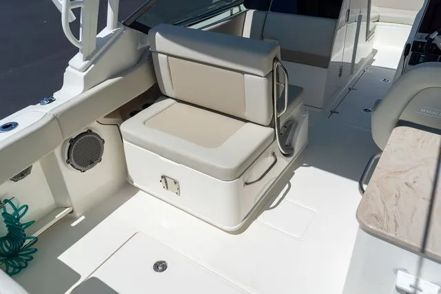 Slide: The Image of Boston Whaler 240 Vantage 2023 - 10
