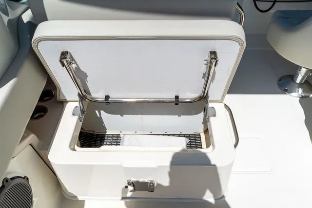 Slide: The Image of Boston Whaler 240 Vantage 2023 - 11