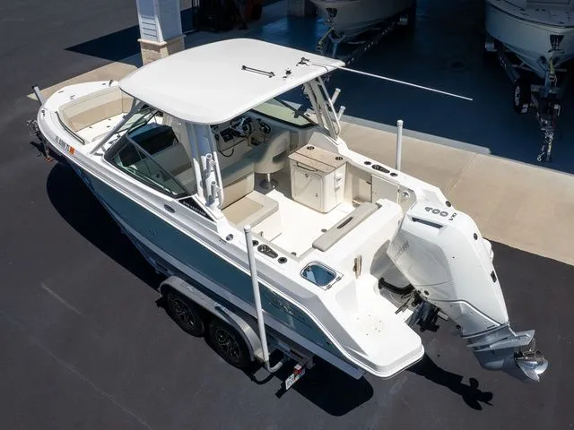 Slide: The Image of Boston Whaler 240 Vantage 2023 - 12