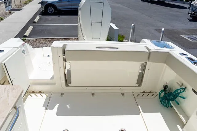 Slide: The Image of Boston Whaler 240 Vantage 2023 - 13