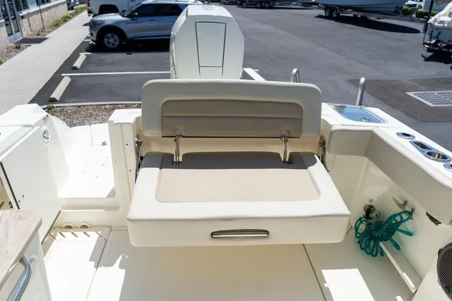 Slide: The Image of Boston Whaler 240 Vantage 2023 - 14