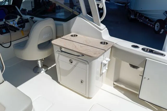 Slide: The Image of Boston Whaler 240 Vantage 2023 - 15