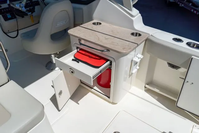 Slide: The Image of Boston Whaler 240 Vantage 2023 - 16