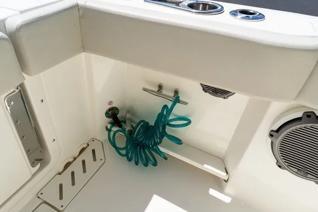 Slide: The Image of Boston Whaler 240 Vantage 2023 - 17
