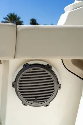Slide: The Image of Boston Whaler 240 Vantage 2023 - 18