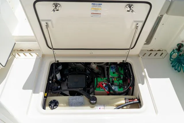 Slide: The Image of Boston Whaler 240 Vantage 2023 - 19