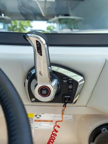 Slide: The Image of Boston Whaler 240 Vantage 2023 - 21