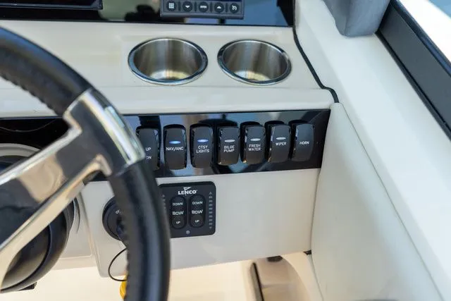 Slide: The Image of Boston Whaler 240 Vantage 2023 - 22