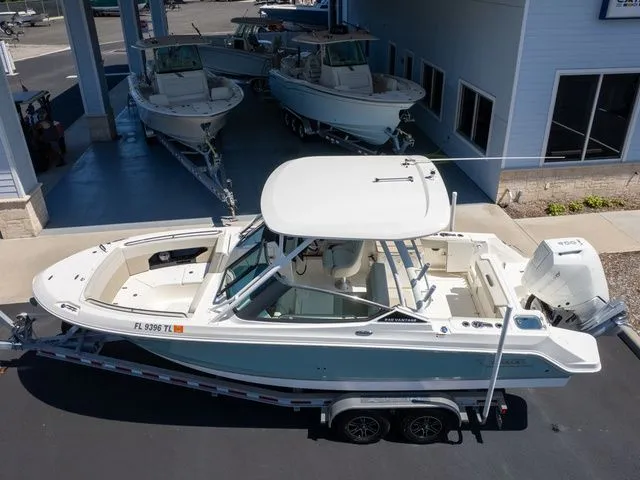 Slide: The Image of Boston Whaler 240 Vantage 2023 - 23