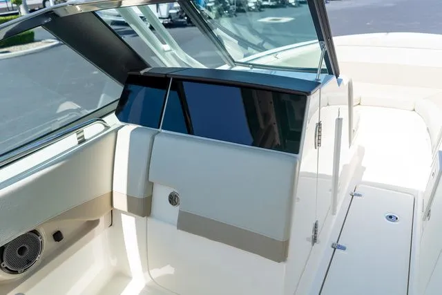 Slide: The Image of Boston Whaler 240 Vantage 2023 - 26