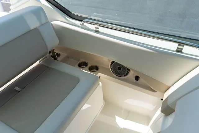 Slide: The Image of Boston Whaler 240 Vantage 2023 - 27