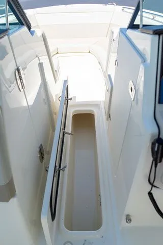 Slide: The Image of Boston Whaler 240 Vantage 2023 - 28