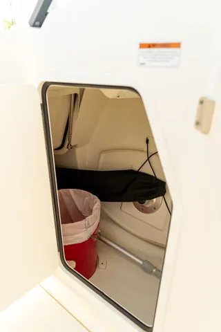 Slide: The Image of Boston Whaler 240 Vantage 2023 - 29