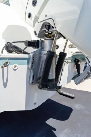 Slide: The Image of Boston Whaler 240 Vantage 2023 - 3