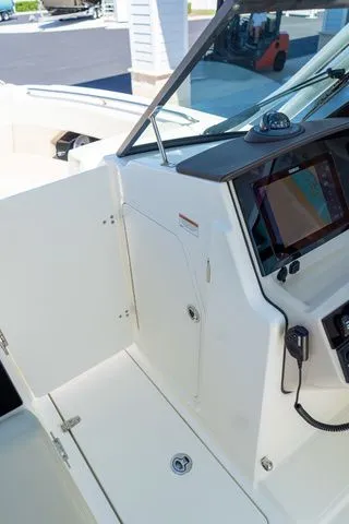 Slide: The Image of Boston Whaler 240 Vantage 2023 - 30
