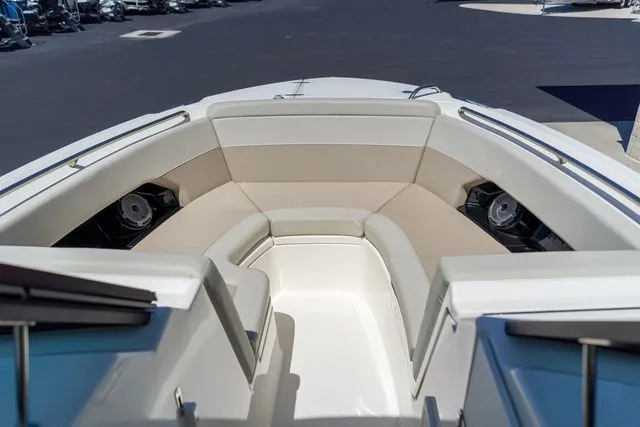 Slide: The Image of Boston Whaler 240 Vantage 2023 - 31